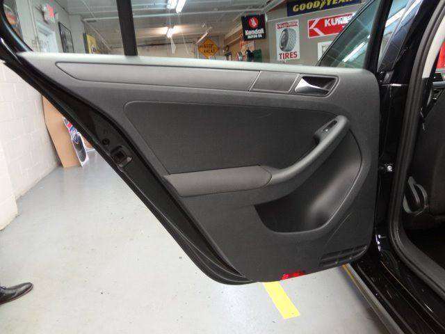 2011 Volkswagen Jetta 4dr Sedan 6A